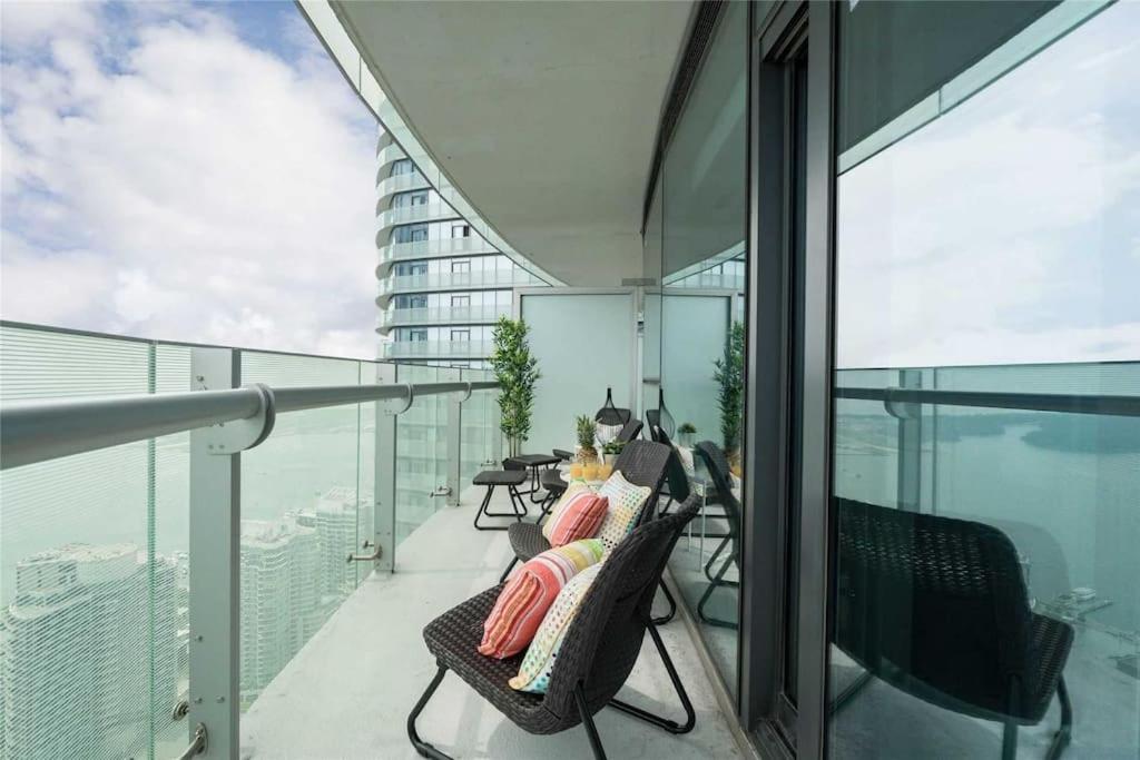 New Superior Lakeview Luxury 3-bedroom On 48 Floor Apartment *