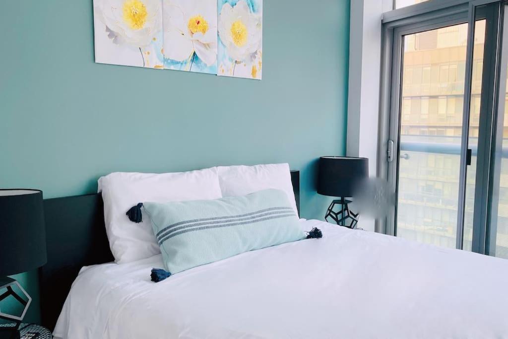 New Superior Lakeview Luxury 3-bedroom On 48 Floor Apartment Toronto