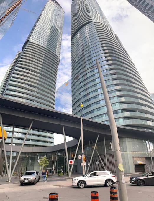 New Superior Lakeview Luxury 3-bedroom On 48 Floor Toronto