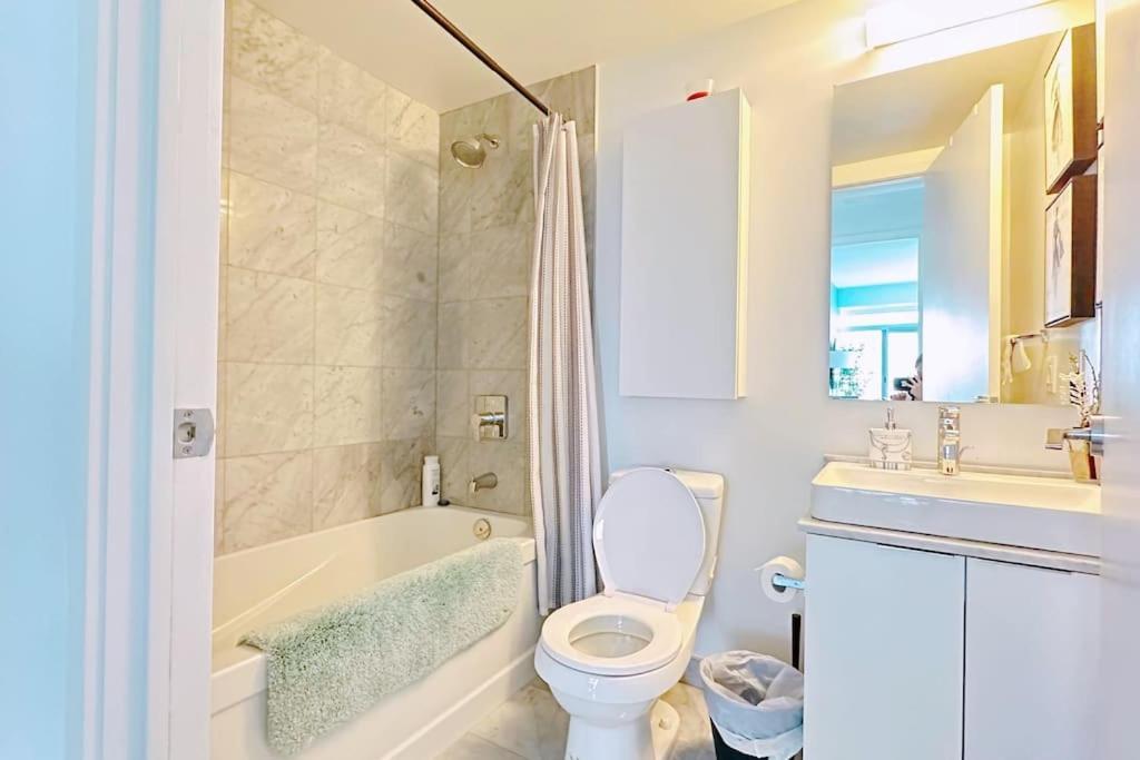 New Superior Lakeview Luxury 3-bedroom On 48 Floor Apartment Toronto