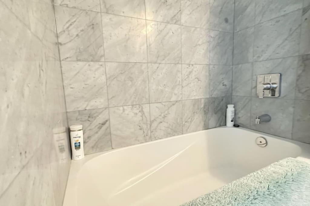 New Superior Lakeview Luxury 3-bedroom On 48 Floor *