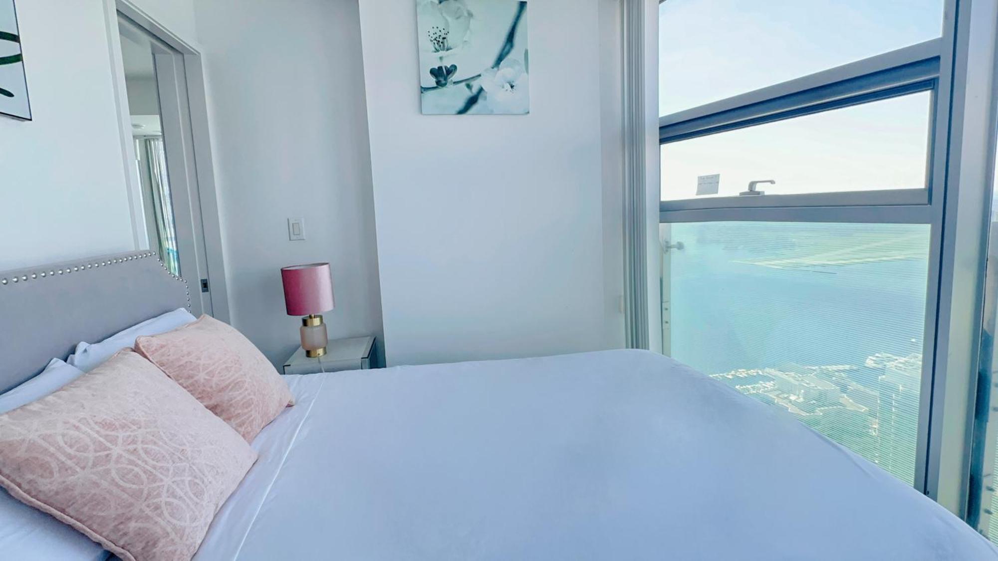New Superior Lakeview Luxury 3-bedroom On 48 Floor Apartment Toronto