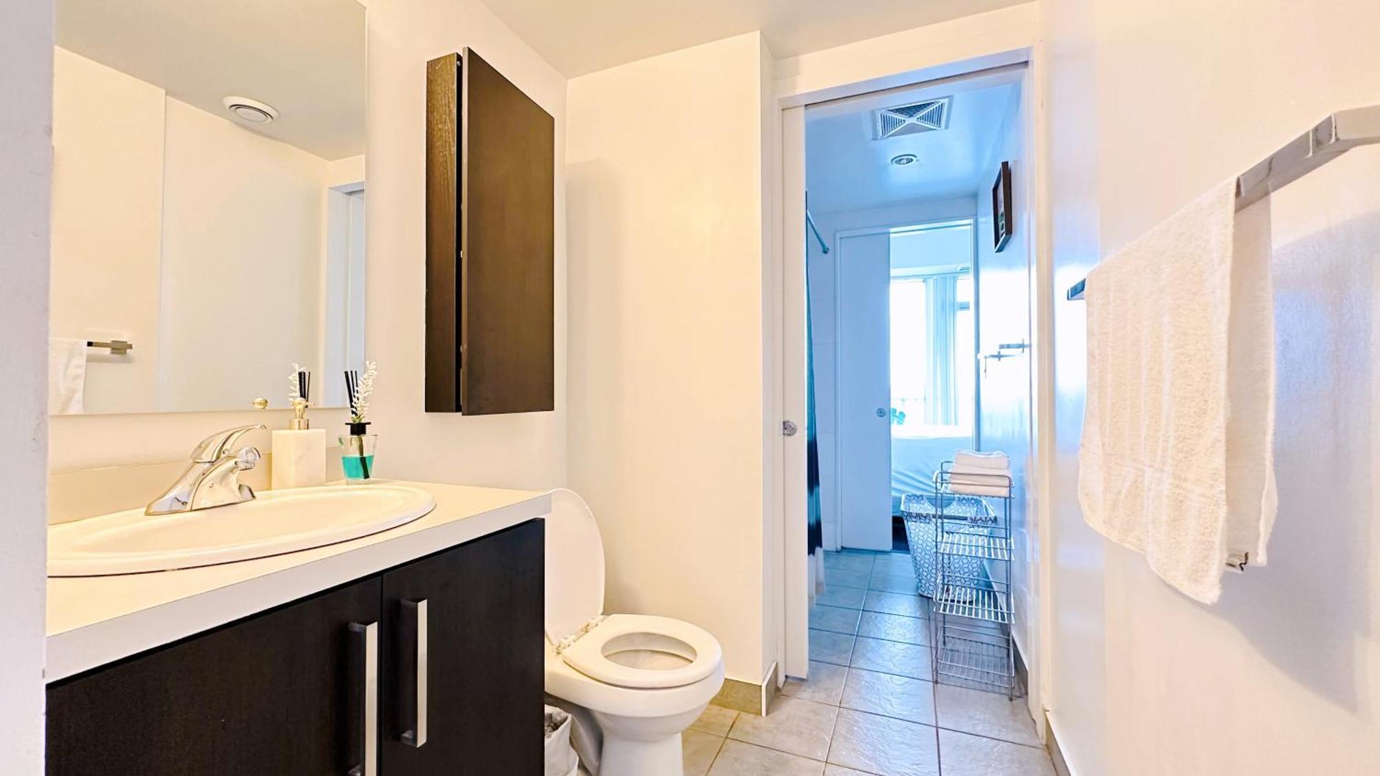New Superior Lakeview Luxury 3-bedroom On 48 Floor Apartment *