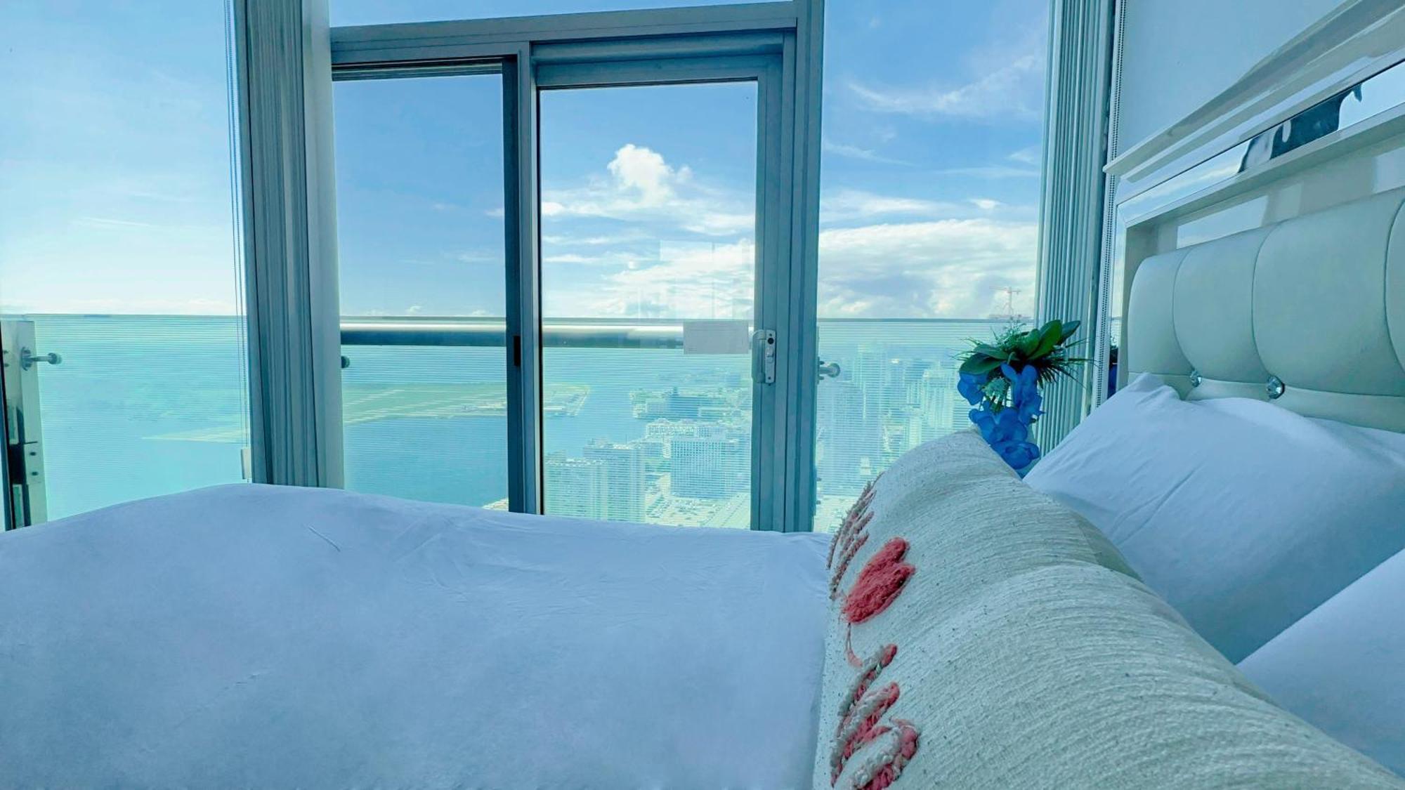 New Superior Lakeview Luxury 3-bedroom On 48 Floor Apartment Toronto
